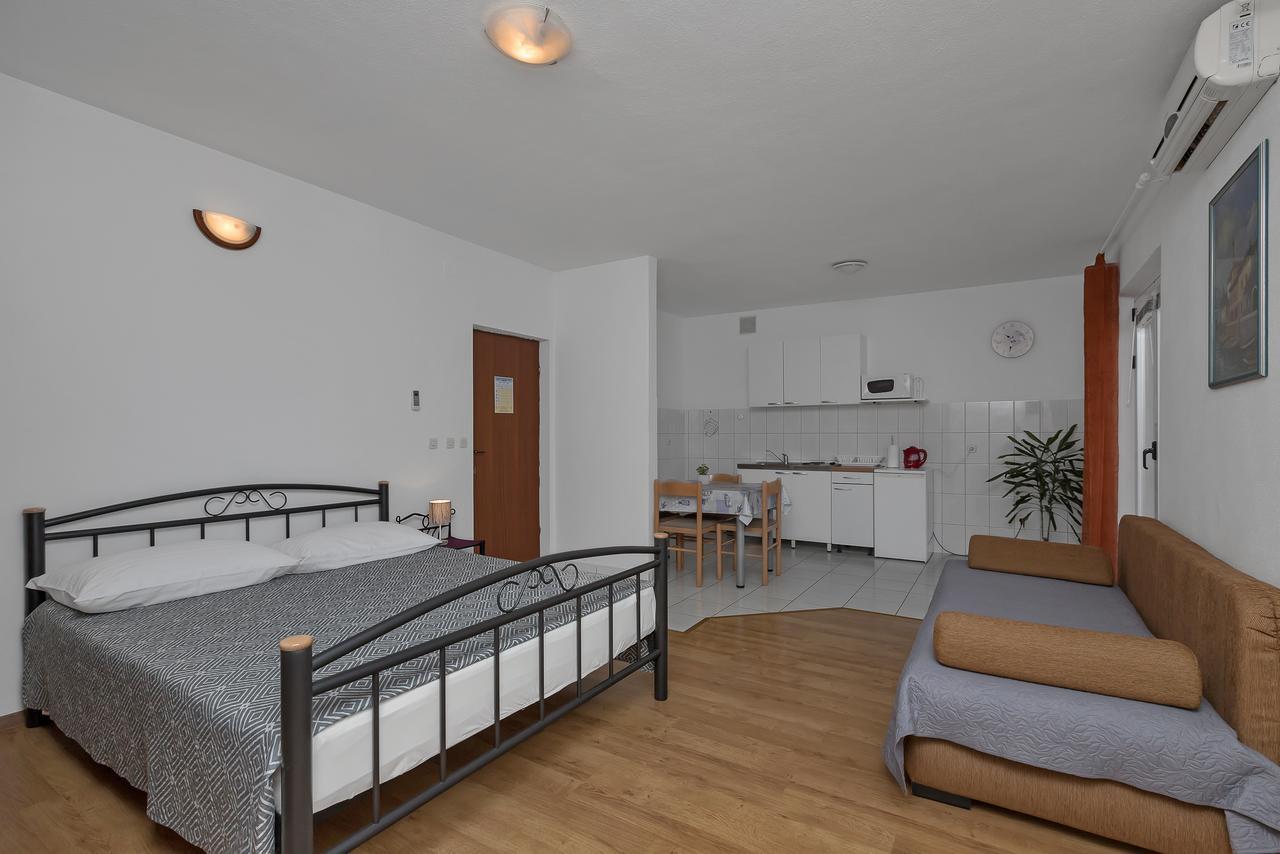 Family Apartments Leona Makarska Esterno foto